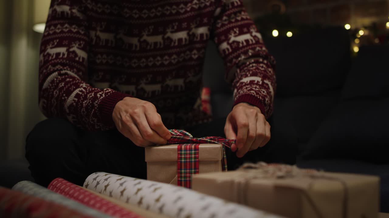 joven adulto empaquetando regalos de navidad