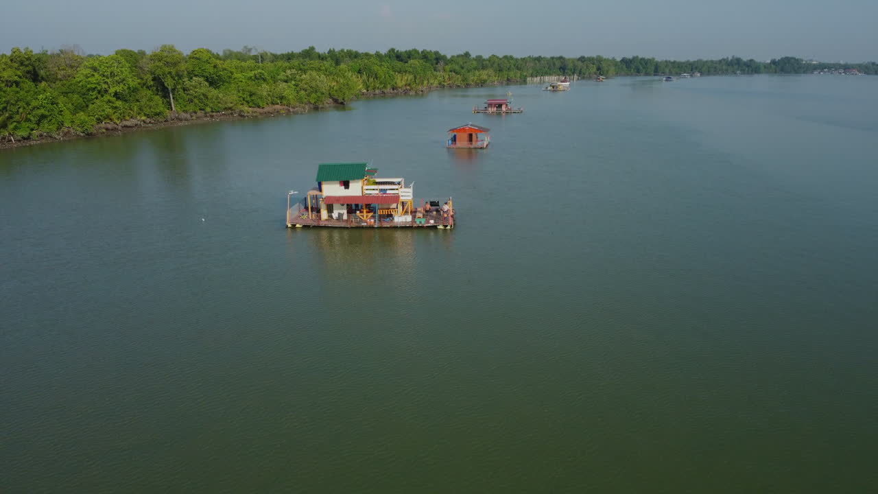 casa flotante en la superficie del río bagan lalang en malasia