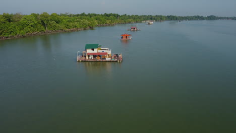 casa flotante en la superficie del río bagan lalang en malasia