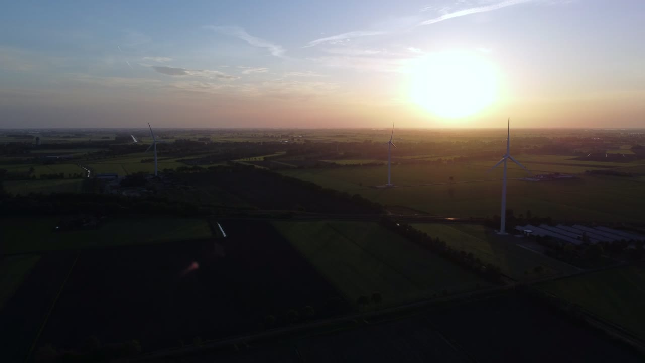 3개의 풍력 터빈과 손더건 렌트. 네덜란드 풍경 위를 날아다니는 nabij nieuwleuzen.