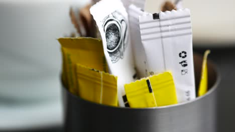 paquetes de azúcar en un dispensador