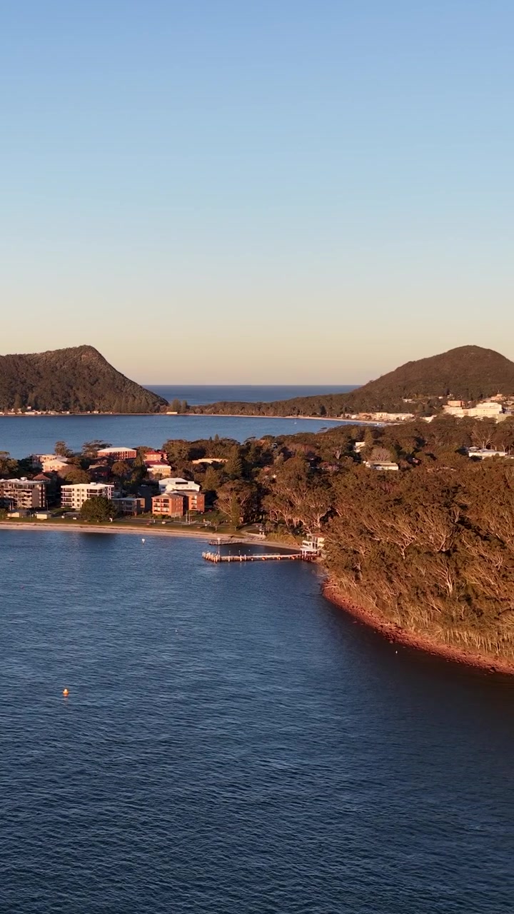 Imagem aérea panorâmica da costa e ilhas da Baía de Nelson durante a hora dourada na Austrália