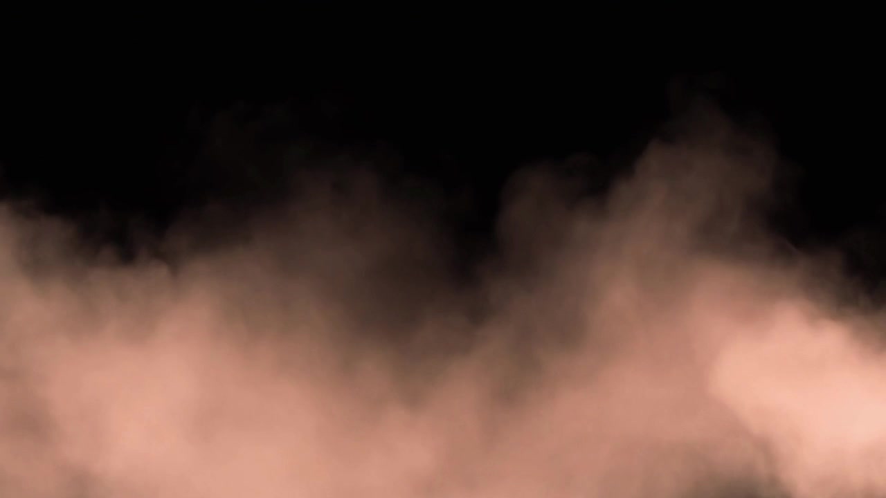 Fumo rosa tenue che sale su sfondo nero