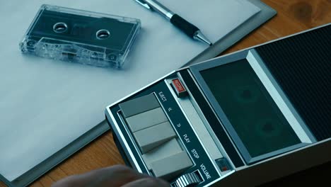 insertar cassette de audio desde el reproductor