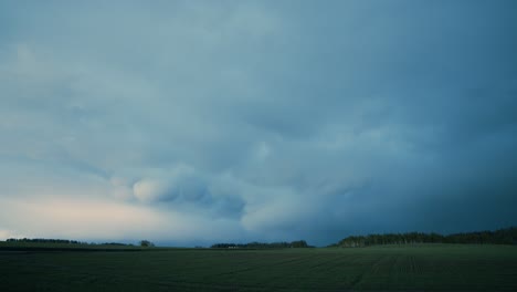 Mammatus-Gewitterwolken-Im-Sommerabendsonnenunterganglicht