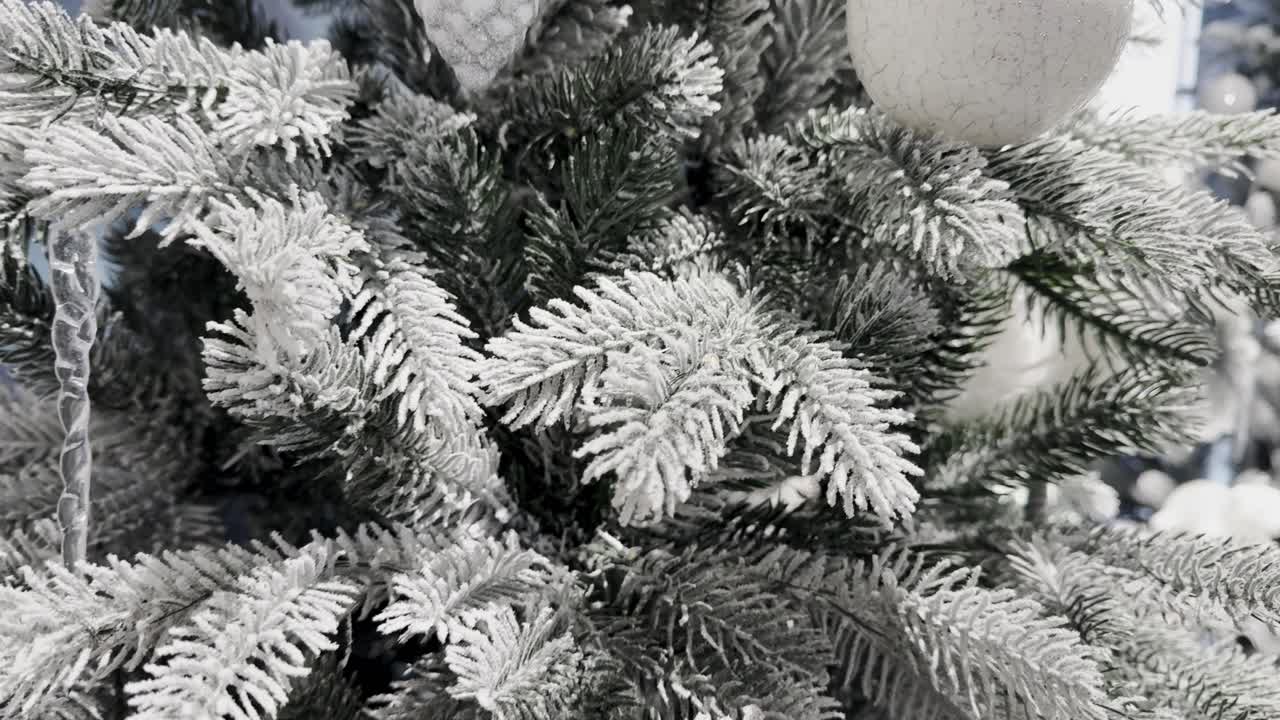 Festligt juletræ med sneklædte grene og pynt