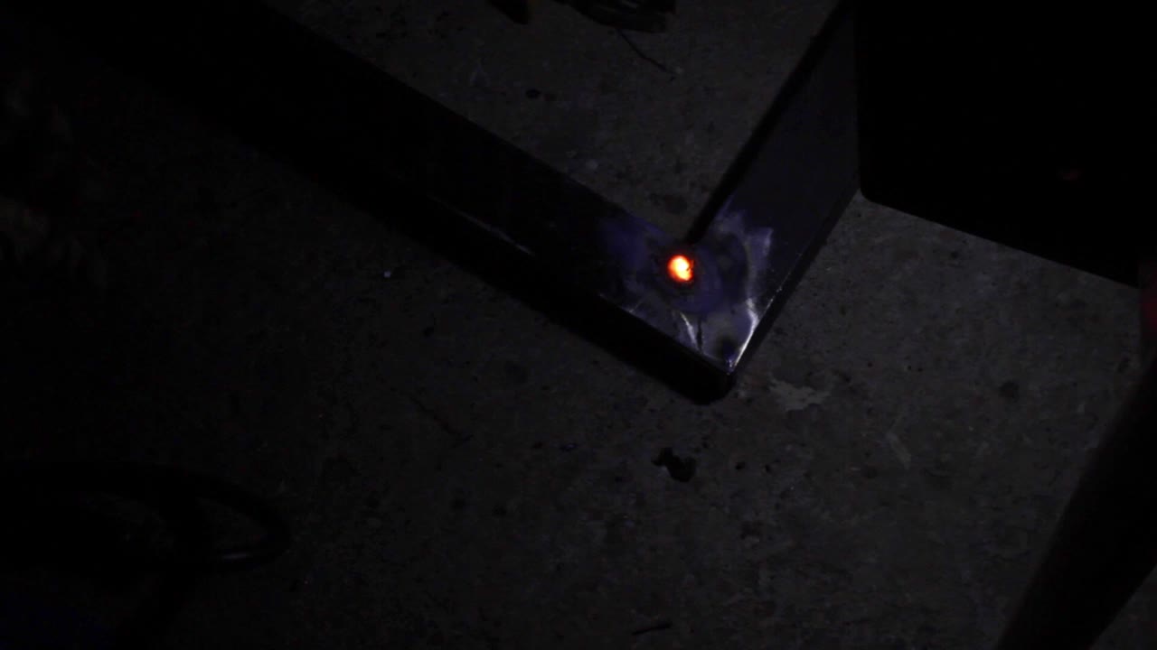soldadura precisa de esquinas de estructuras metálicas en la oscuridad con seguridad