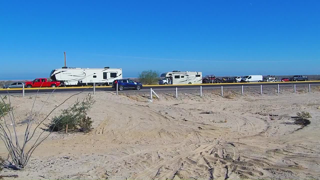 고속도로 옆에서 하강하는 드론의 모습