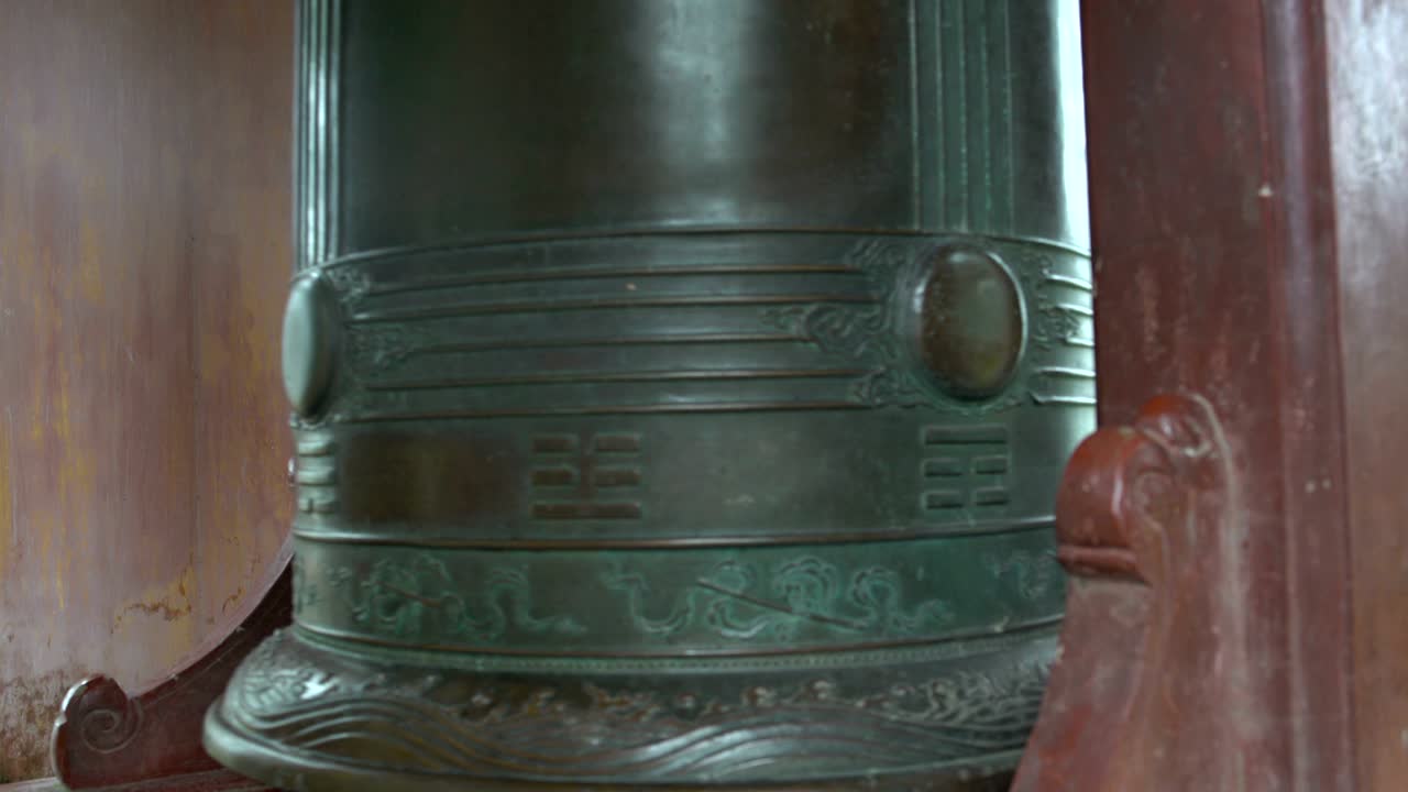 성전의 큰 종을 흔들고