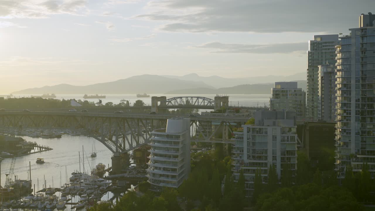 Uma foto ao crepúsculo da Ponte Granville em Vancouver, Canadá
