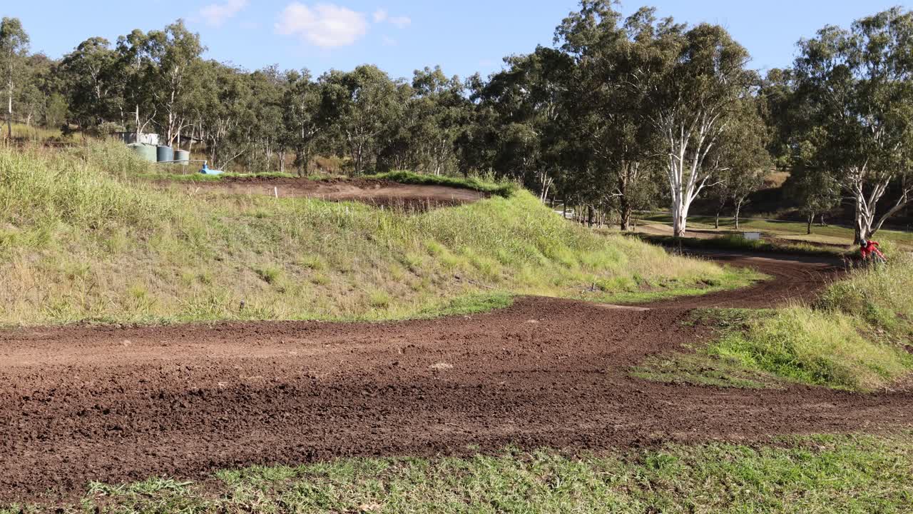 motociclista acelera a través de un curso de tierra rural