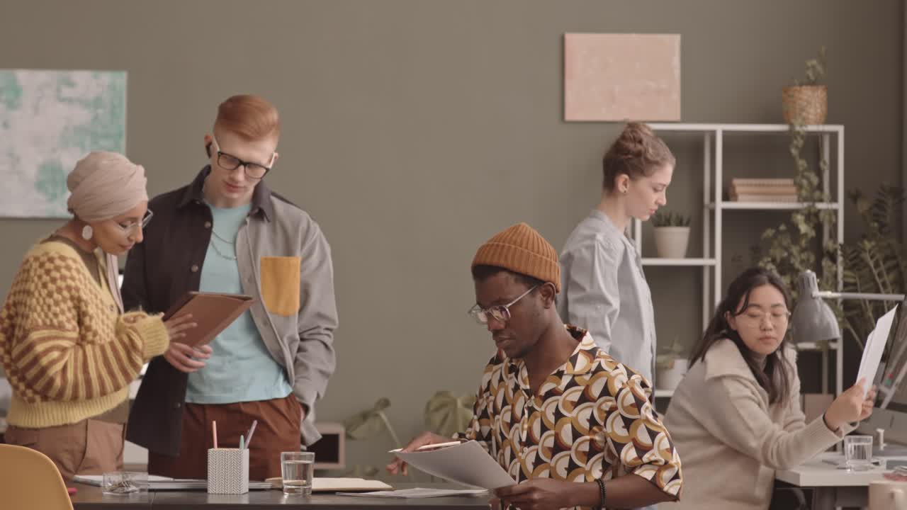 colegas multiétnicos que trabajan en equipo en la oficina