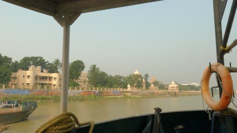 vista de belur math desde el embarcadero en el río hooghly en kolkata