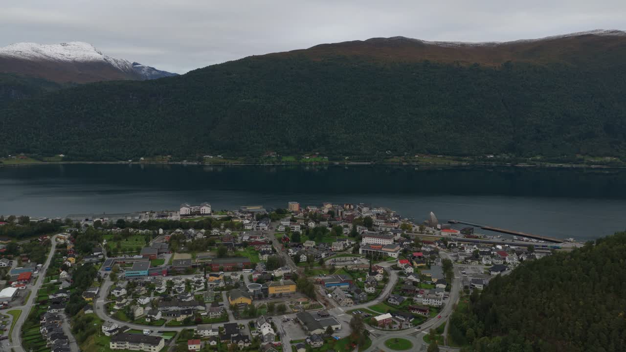 Vista de dron de la ciudad de Andalsnes enclavada entre fiordos y montañas