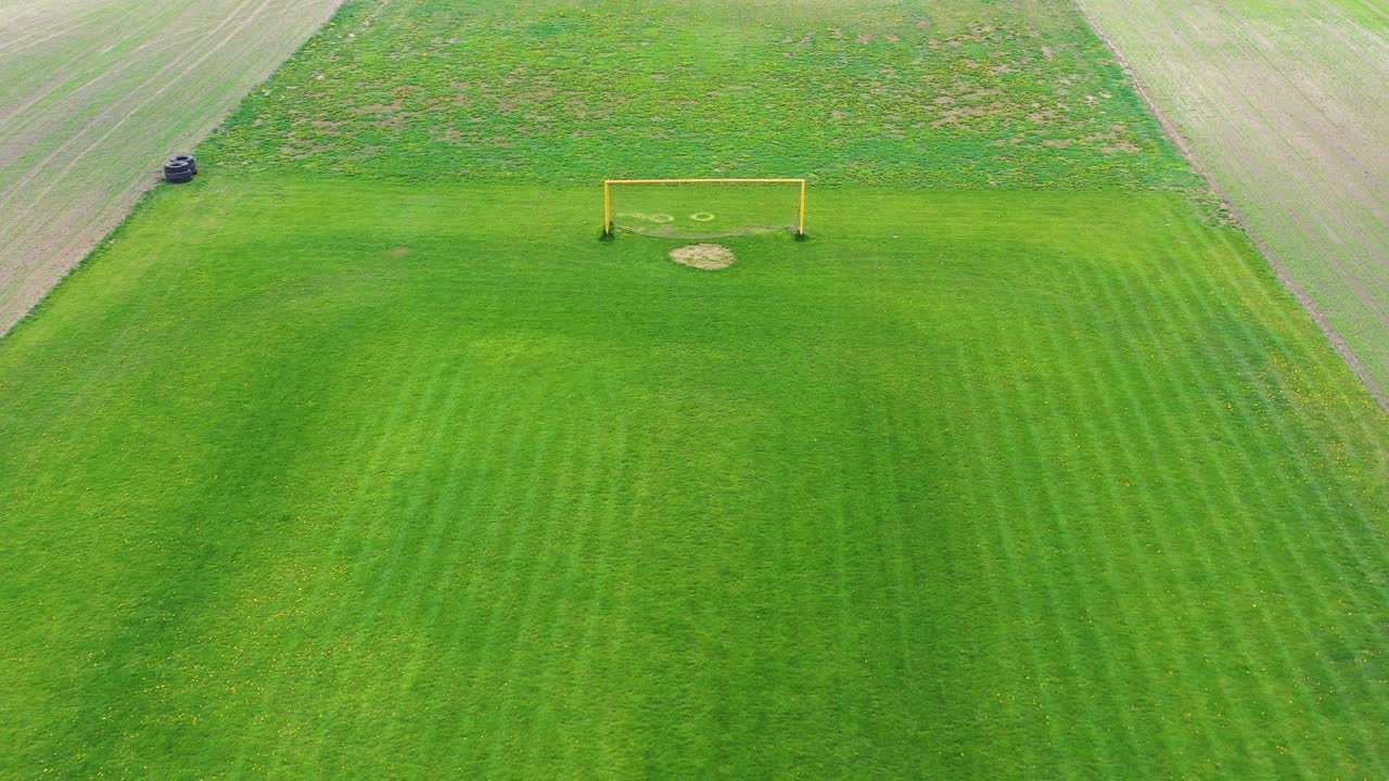 축구장에 흰색 게이트