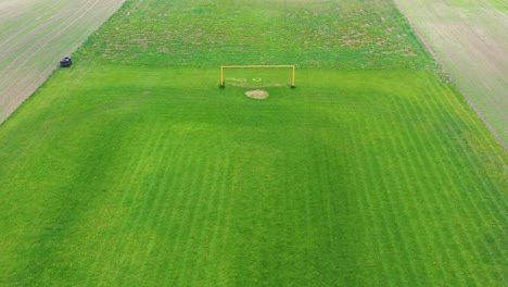 Puerta-Blanca-En-Un-Campo-De-Fútbol