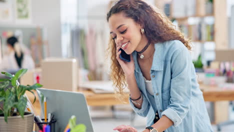 mujer, paquete y llamada telefónica en el comercio electrónico