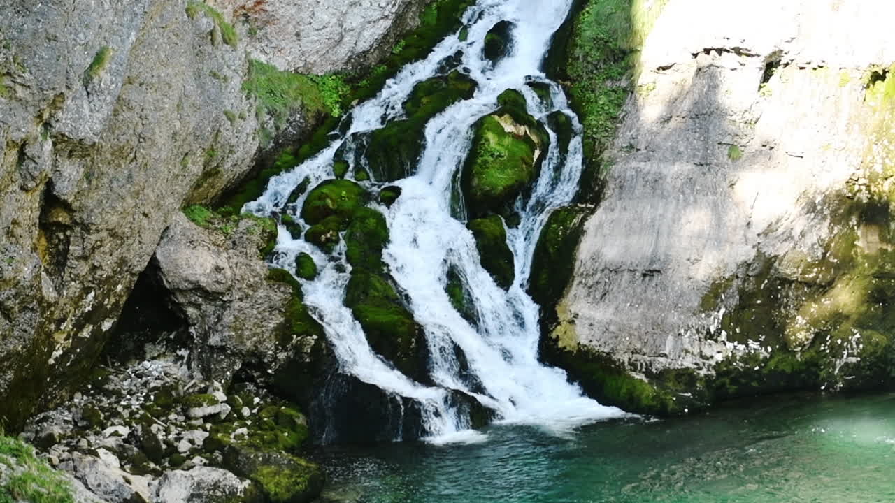 catarata de savica en el parque nacional de triglav esloveno