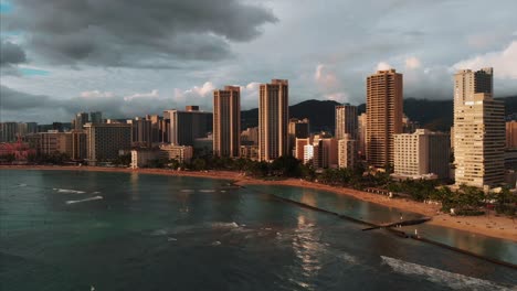 Aerial-drone-footage-of-Honolulu,-Hawaii