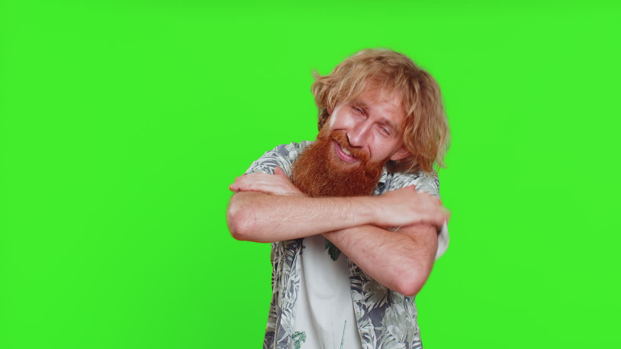 joven extiende las manos y te da un abrazo, expresión agradable, sentimientos de amor, orgulloso, satisfecho