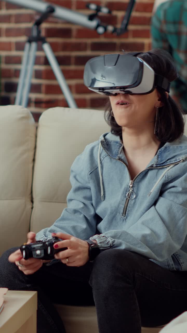 Donna che gioca a un videogioco VR con visore e joystick