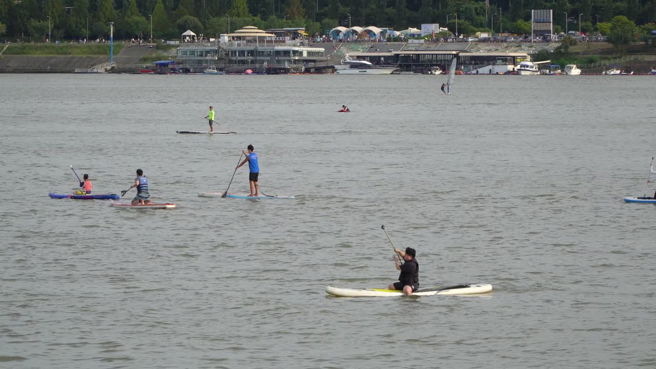 gente de vacaciones en el río han paddle surf en seúl, corea del sur