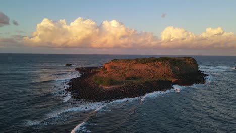 Cook-Island,-Umgeben-Von-Einer-Wasserlandschaft-Des-Südpazifik-In-NSW,-Australien