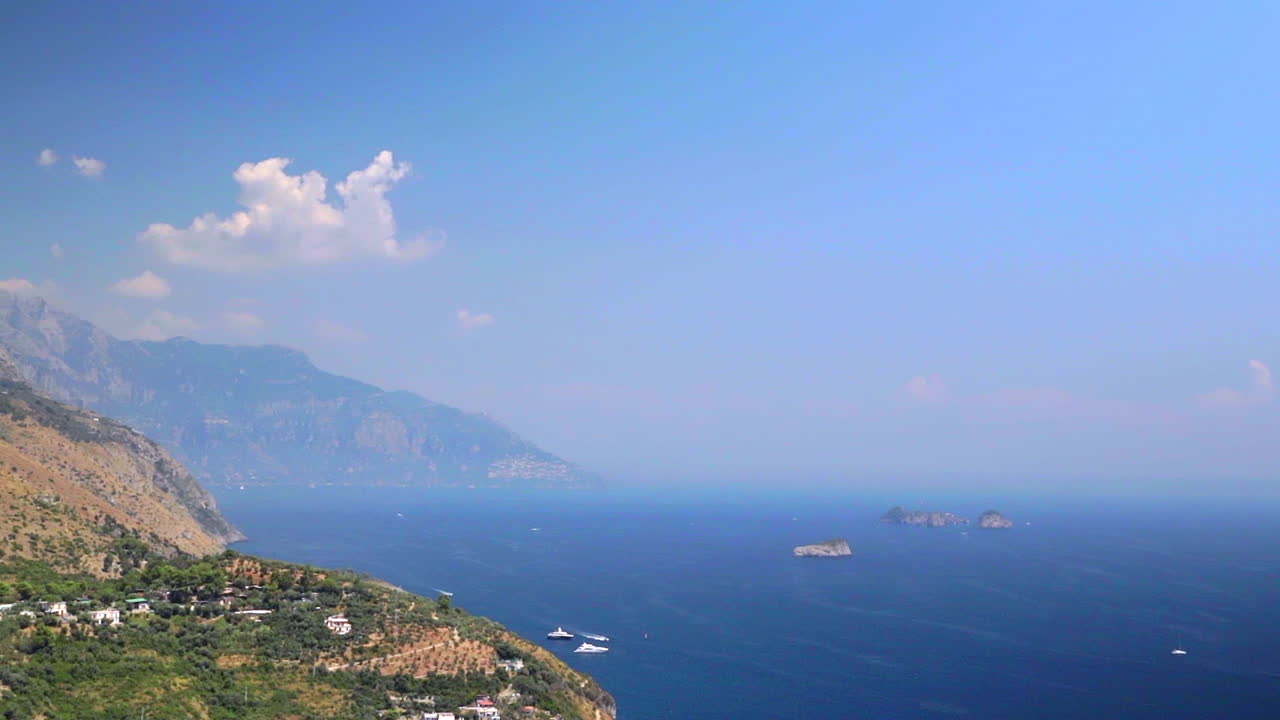 언덕에서 멋진 아말피 해안선 전망. 잠긴