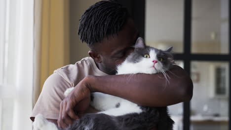 el dueño de la mascota con su gato