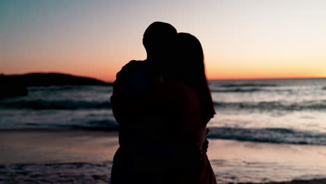 Pareja,-Baile-Y-Puesta-De-Sol-En-La-Playa