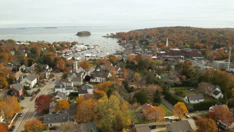 survolant la charmante ville côtière de camden, vers le port en automne