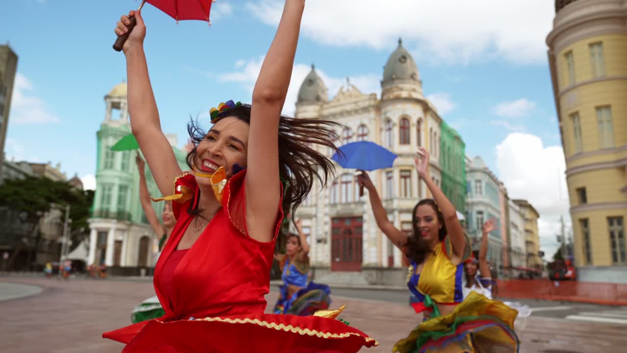 bailarines frevo en el carnaval callejero en recife, pernambuco, brasil.