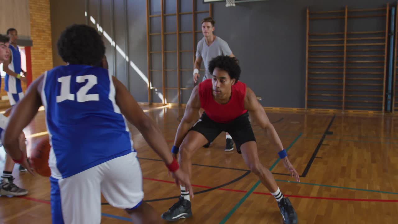 다양한 남자 농구 팀과 코치가 경기를 치르고 있습니다.