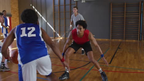 equipo de baloncesto masculino diverso y entrenador jugando partido