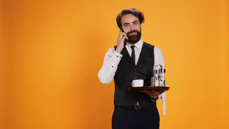 professioneller butler, der telefonanrufe entgegennimmt