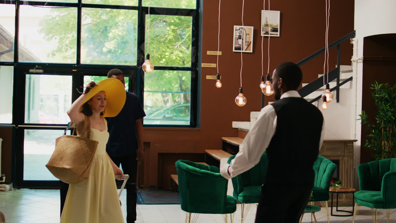 호텔 컨시어지 가 수하물 을 운반 하고 있다