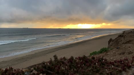 4k-60p,-Buques-De-Carga-En-El-Horizonte-Del-Océano-Entre-Una-Puesta-De-Sol-Dorada