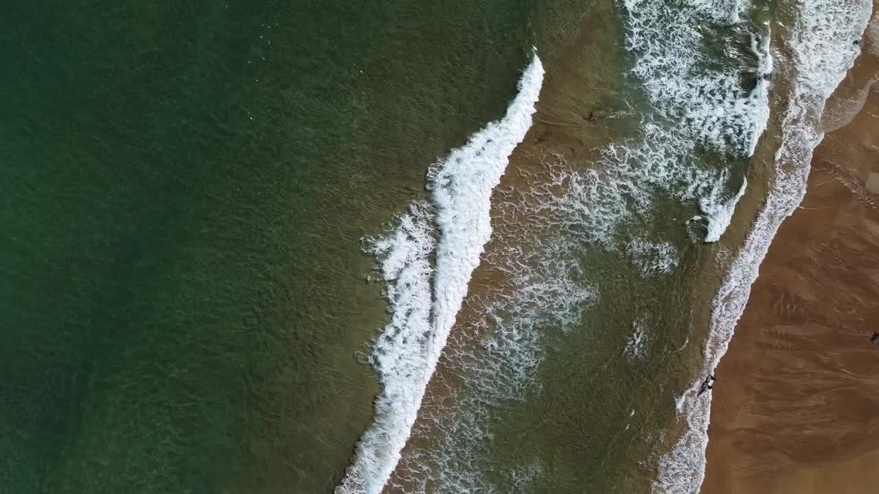 해변의 모래 위를 걷는 사람들의 조감도