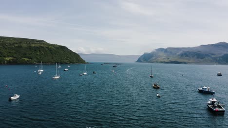 Vista-Aérea-De-Barcos-Estacionados-A-Lo-Largo-De-La-Costa-De-Escocia