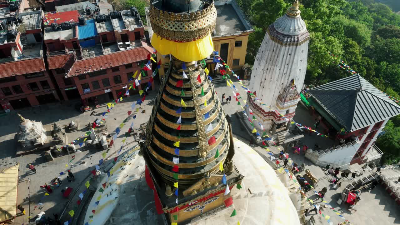 Ilmakuva Swayambhunathin temppelistä, muinaisesta buddhalaisesta pyhäköstä, rukouslippujen liehuessa tuulessa, Kathmandu, Nepal