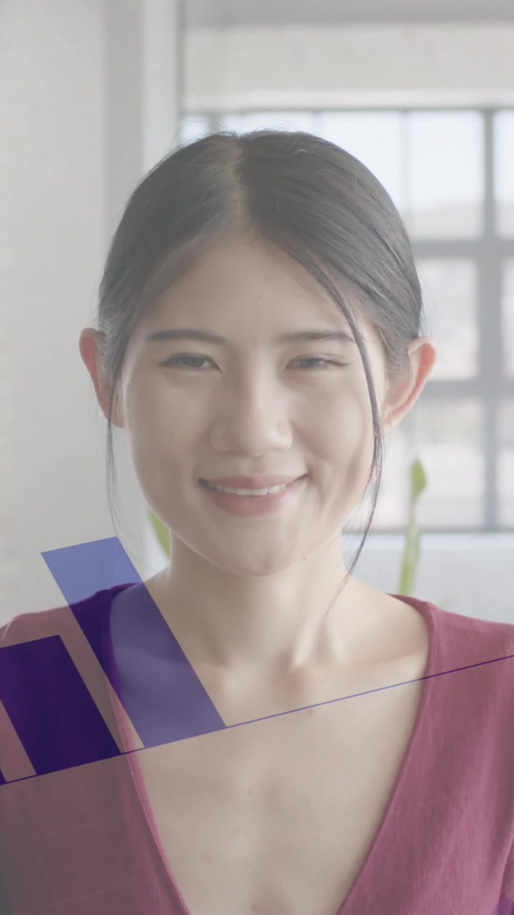 オフィスのアジア人女性ビジネスパーソンのポートレートに重ねて表示される金融データ処理のアニメーション
