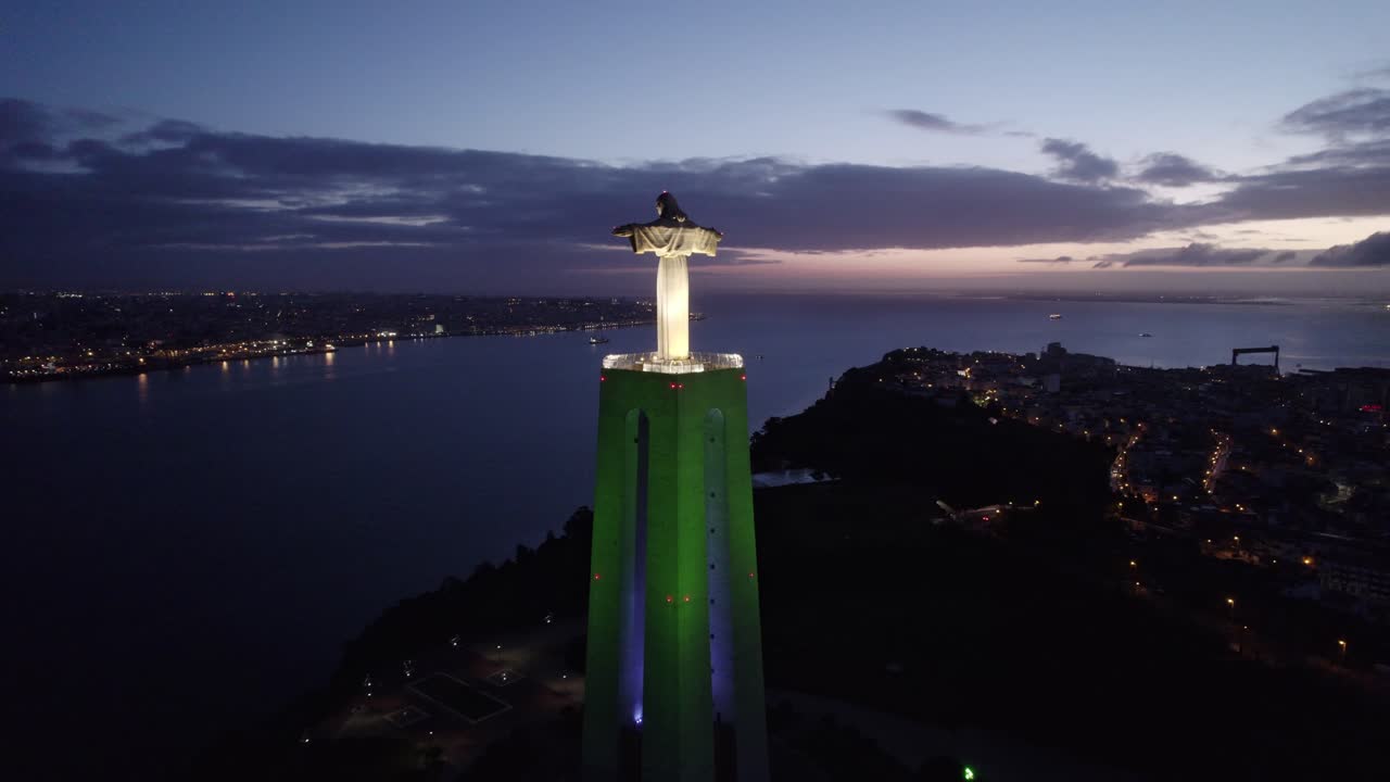 Vista aerea di Lisbona con Ponte 25 de Abril, ponte, statua, che mostra un pacifico paesaggio storico in Portogallo