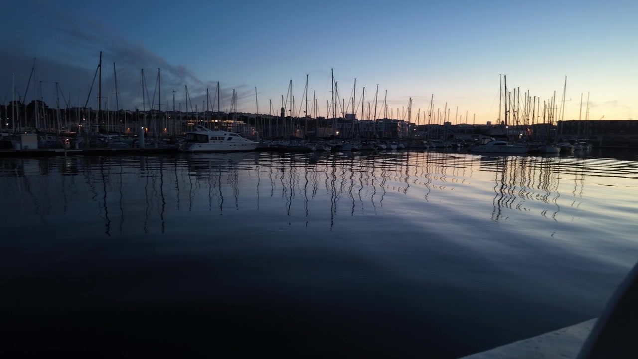 Brest, Frankrig: Panorering af marina ved solopgang