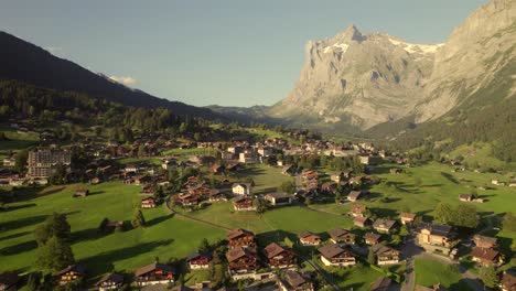 Empujando-Hacia-Endweg-En-El-Pintoresco-Pueblo-De-Montaña-De-Grindelwald-En-Los-Alpes-Suizos-Con-El-Monte-Wetterhorn-En-Segundo-Plano.