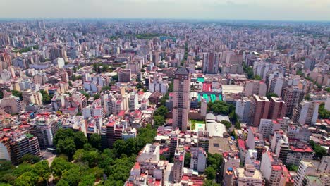 Vista-Aérea-De-Una-Ciudad-En-El-Barrio-Residencial-De-Almagro-Con-La-Plaza-O-área-Verde-De-Recreación,-Buenos-Aires,-Argentina