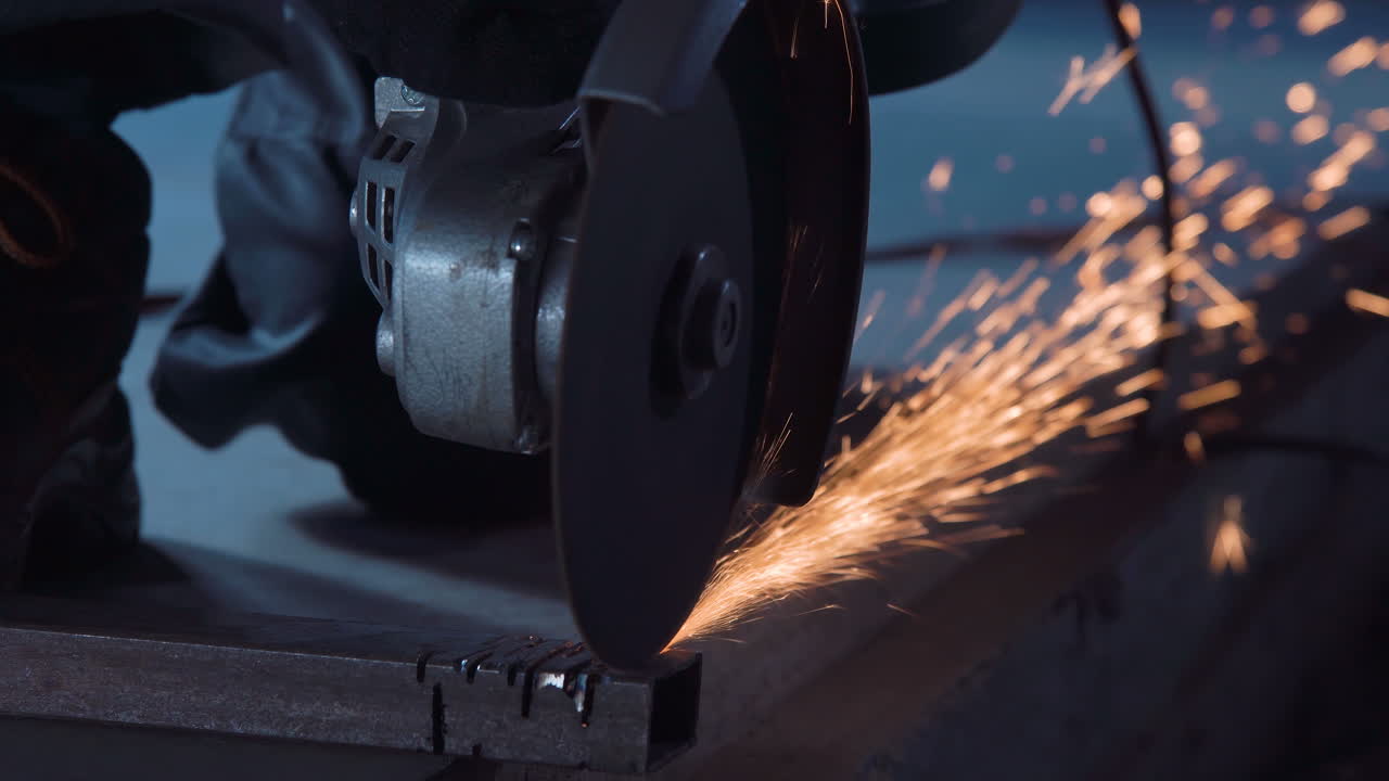 원형 도자기로 금속을 절단하는 것