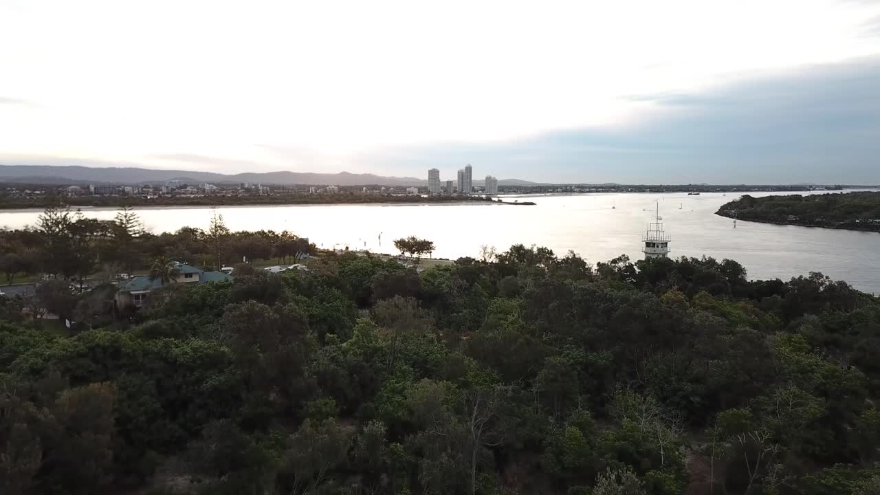 도시와 자연림을 내려다보는 드론 공중 일몰 부두 해변 전망대 - 골드 코스트 퀸즐랜드