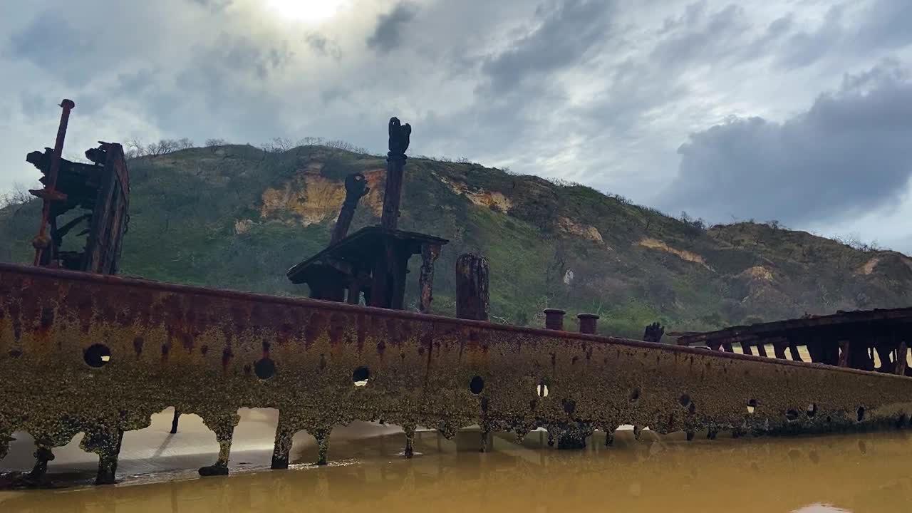 maheno - el casco oxidado de un viejo naufragio varado en la playa de la isla fraser k'gari y enterrado en lo profundo de la arena, descomponiéndose hasta convertirse en polvo