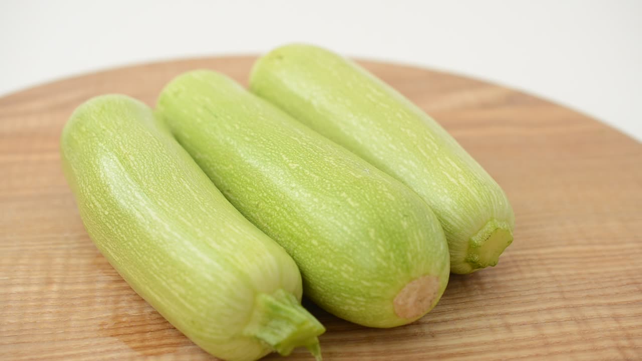 Zucchine su un tagliere. Riprese in movimento
