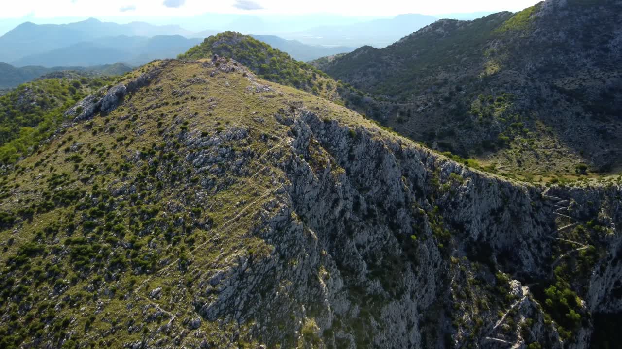 vista de arriba de las rutas de senderismo de las montañas rocosas en sv